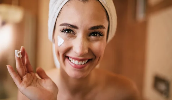 H viral ενυδατική κρέμα που οι beauty addicts αποκαλούν "botox σε βάζο"