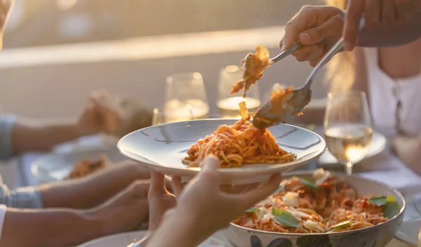 Τα καλύτερα comfort foods για κάθε ζώδιο όταν έχει κρύο - spoiler: δεν είναι πάντα υγιεινά [εκτός από τα 3 ζώδια που ακόμα και στο splurge τρώνε σωστά]