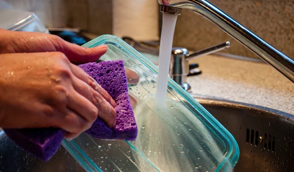 Το πιο εύκολο trick για να καθαρίζεις λαδωμένα μπολ χωρίς νεύρα και σφουγγάρι