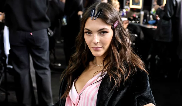 Θες να βάψεις τα μαλλιά σου; Αυτό είναι το ιδανικό χρώμα αν θες να φωτίσεις το πρόσωπό σου