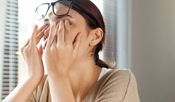 Ξεκούραστα μάτια: 7 έξυπνοι τρόποι να απαλλαγείς από την κόπωση