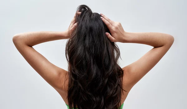 Μαλλιά με μεταξένια υφή; 5 μάσκες για ασυναγώνιστη λάμψη και απαλότητα