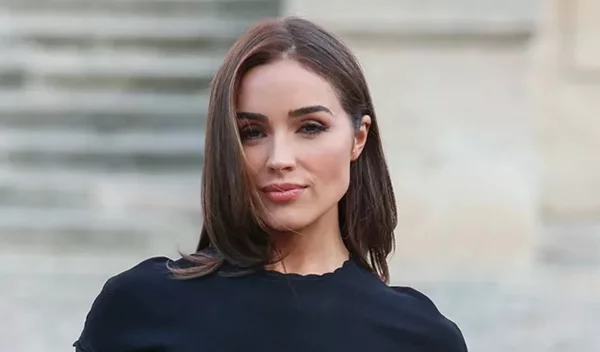 Εφέ λίφτινγκ: 3 μυστικά μακιγιάζ που καμουφλάρουν τη χαλάρωση