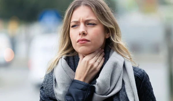 Πονόλαιμος: Ποιες τροφές είναι καλό να αποφύγεις για την άμεση ανακούφισή του;