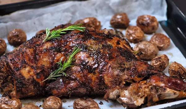 Πασχαλινή συνταγή: Αρνίσιο μπούτι στον φούρνο με baby πατάτες