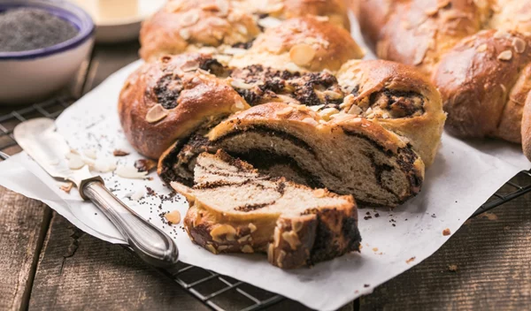 Τσουρέκι ή κέικ: Πώς θα τα καταναλώσεις με υγιεινό τρόπο;