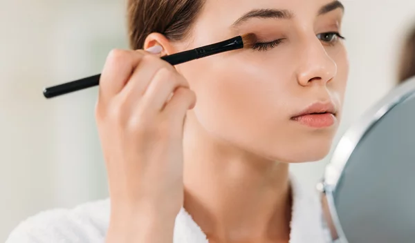 Αυτό το περίγραμμα κάνει τα μάτια να δείχνουν πιο ξεκούραστα και νεανικά