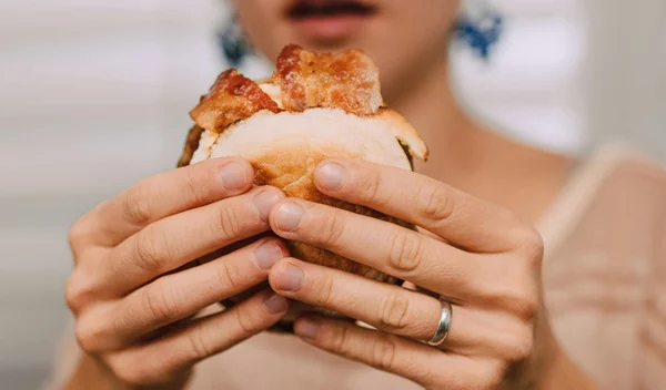 Cheat meal: Γιατί το "ελεύθερο γεύμα" μπορεί να σαμποτάρει τη δίαιτά σου