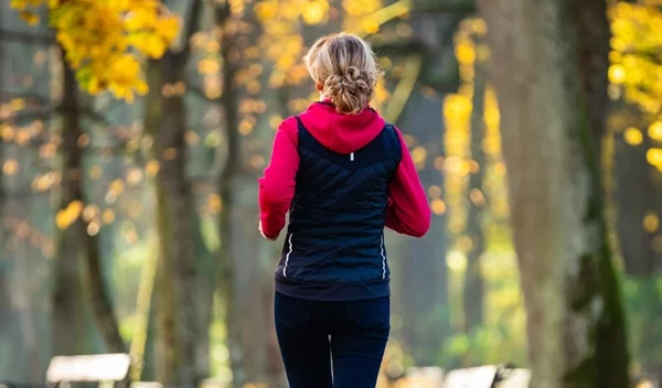 Άνω των 50; Η επιστήμη αποκαλύπτει την ελάχιστη άσκηση που επιβραδύνει την άνοια