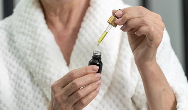 Τα αντιγηραντικά έλαια προσώπου που πρέπει σίγουρα να δοκιμάσεις μετά τα 60