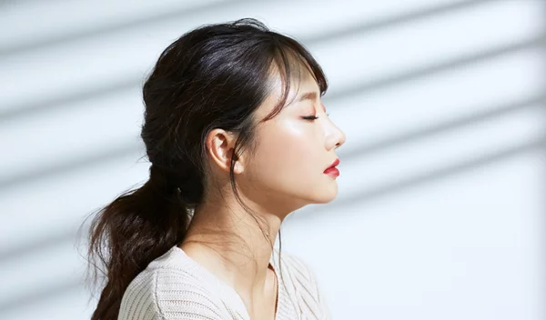 Έχεις κηλίδες από τον ήλιο; Τι πρέπει να αλλάξεις στη διατροφή σου