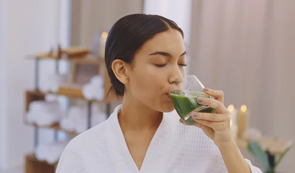 Πέντε κοινοί μύθοι αποτοξίνωσης που διαιωνίζονται στη διατροφική κουλτούρα