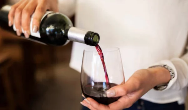 Πώς το αλκοόλ επηρεάζει το σώμα (εκτός από το τυπικό "hangover")