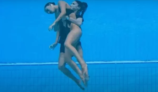 Προπονήτρια σώζει κολυμβήτρια όταν εκείνη λιποθυμά κατά τη διάρκεια αγώνων μες στην πισίνα