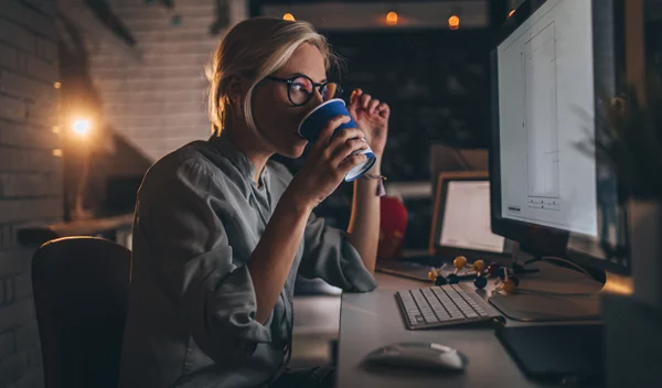 Γιατί πίνω καφέ και νιώθω κουρασμένη αντί να έχω περισσότερη ενέργεια;