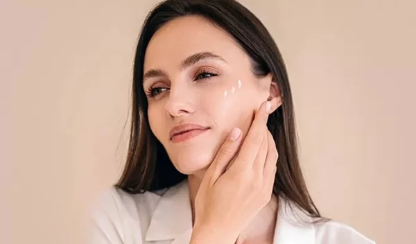 Οι καλύτερες κρέμες αντιγήρανσης που καταπολεμούν αποτελεσματικά τα 5 είδη ρυτίδων