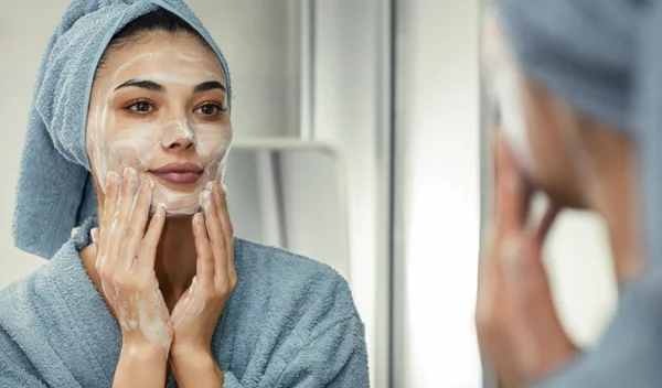 Καθαρισμός προσώπου: Τα 3 βασικά λάθη που μπορεί να προκαλέσουν ερεθισμούς στο πρόσωπο