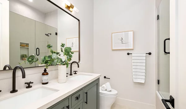 Δυο έξυπνα hacks του TikTok για να γίνει το μπάνιο σου σαν καινούργιo