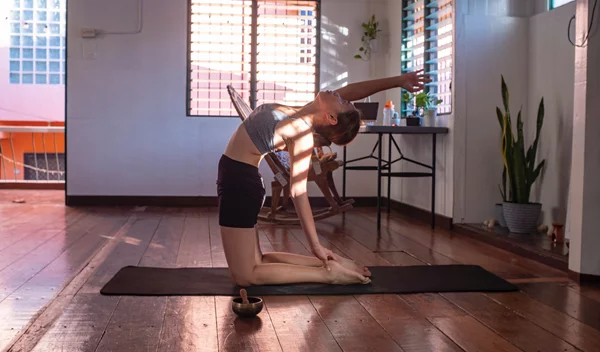 Πώς να απαλλαγείς από την κύφωση στον αυχένα (5 ασκήσεις για βελτίωση της συνολικής στάσης σου)