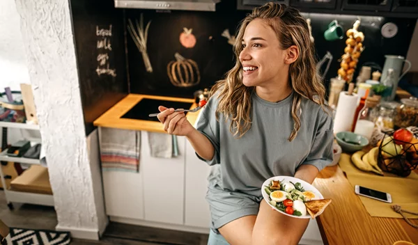 Γιατί το "ελεύθερο" γεύμα σού κάνει κακό και πώς να τρως χωρίς ενοχές