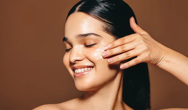 Μήπως εφαρμόζεις με λάθος τρόπο την ενυδατική σου; Το Νο.1 λάθος που κάνουμε οι περισσότερες