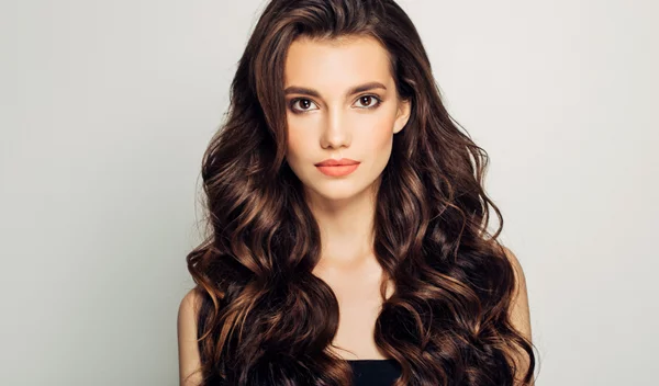 Cinnamon Gold: Το χρώμα μαλλιών που θα λατρέψουν οι μελαχρινές φέτος την άνοιξη