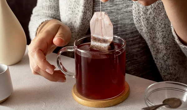 Ανησυχητική ανακάλυψη για τους λάτρεις του τσαγιού: Τι μπορεί να περιέχει - δεν είναι ορατό με το μάτι!