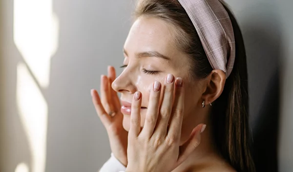 Οι καλύτερες λευκαντικές κρέμες προσώπου που θα βρεις στο φαρμακείο της γειτονιάς σου