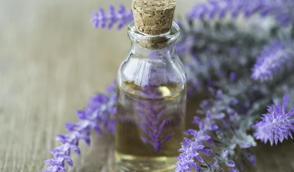 Λεβαντέλαιο στο σπίτι: Φτιάξ’ το με 3 βήματα και χαλάρωσε φυσικά