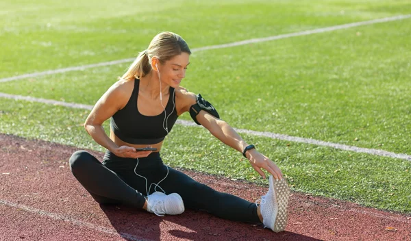 Ξεκίνησες τρέξιμο στο γήπεδο; Οι 6 καλύτερες διατάσεις για να αποφύγεις τραυματισμούς