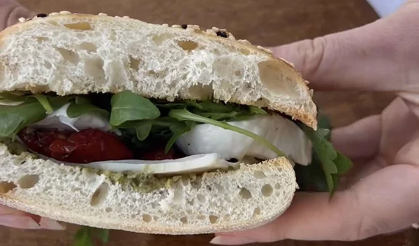 Το σαντουιτσάκι που θα σε κάνει να "γλείφεις τα δάχτυλά σου" – Υγιεινό και γκουρμέ με 6 υλικά