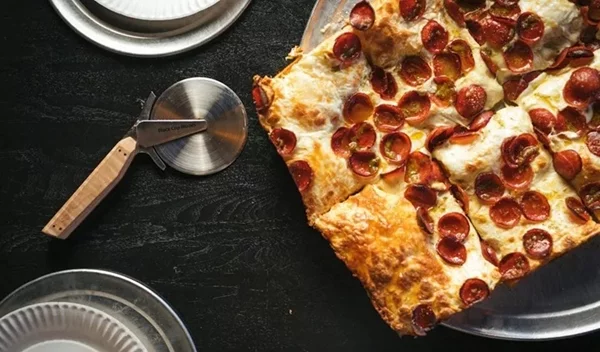 Πανεύκολη πίτσα της τεμπέλας: Το σπιτικό ζυμάρι που δεν ήξερες ότι μπορείς να φτιάξεις τόσο γρήγορα