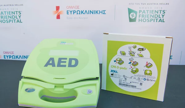 Όμιλος Ευρωκλινικής | Η δωρεά Αυτόματου Απινιδωτή στον Αρχαιολογικό Χώρο της Ακρόπολης