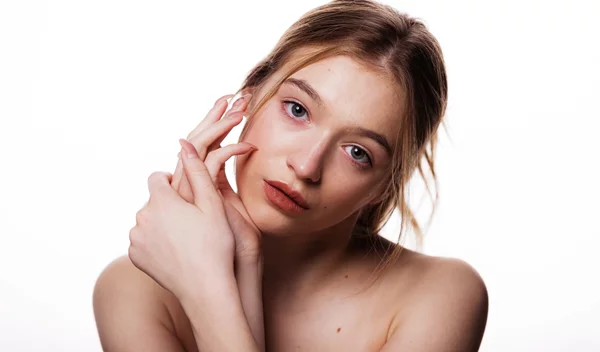 5 viral υγρά ρουζ για να δημιουργήσεις τα "αναψοκοκκινισμένα ζυγωματικά"