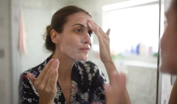 5 skincare λάθη που κάνουμε κάθε βράδυ και καταστρέφουν την επιδερμίδα μας