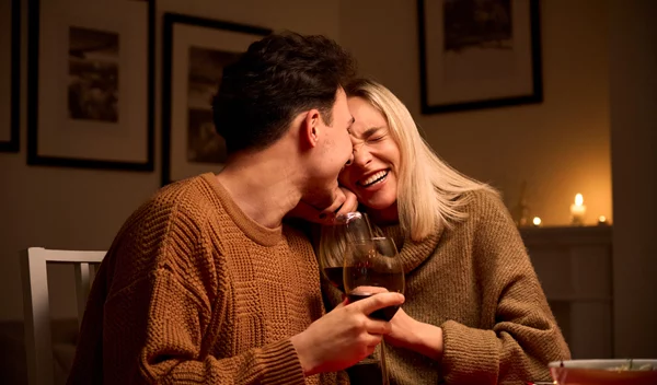 Άσε τις κόκκινες και εστίασε στις πράσινες σημαίες: 7 θετικά σημάδια ότι η σχέση θα μπορούσε να λειτουργήσει