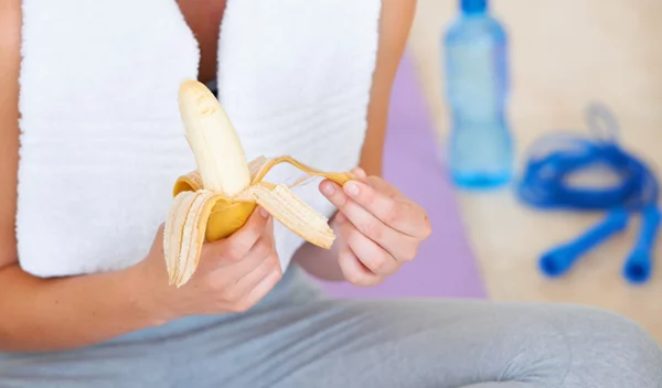 5 κοινές τροφές που βοηθούν να χτίσεις μύες φυσικά (χωρίς σκόνες)