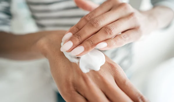 Antiaging hand routine: 5 tips για πρόληψη της γήρανσης στα... χέρια