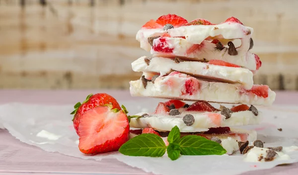 Υγιεινά γλυκά χωρίς ζάχαρη για το καλοκαίρι – 3 εύκολες συνταγές με γιαούρτι και φρούτα