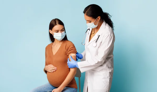 CDC: Τα εμβόλια κατά του κορονοϊού είναι ασφαλή για τις εγκύους και δεν αυξάνουν τον κίνδυνο αποβολής