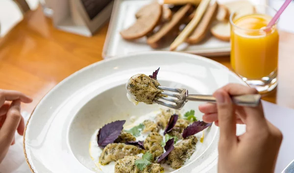 Έφαγα πολύ τις προηγούμενες μέρες: Τα 5 βήματα για να μην πάρουμε βάρος