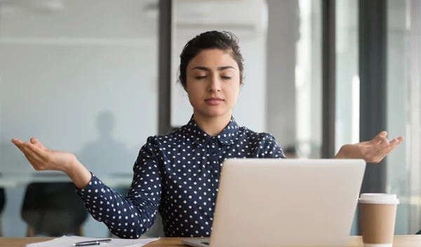 Κουρασμένα μάτια από τον υπολογιστή; Δοκίμασε τις παρακάτω πρακτικές yoga