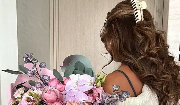 3 εύκολα χτενίσματα με κλάμερ που θα σε κάνουν να μοιάζεις με Pinterest girl