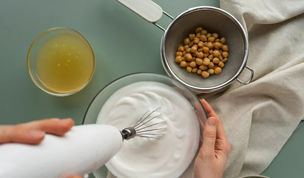 Το aquafaba είναι το ιδανικό vegan υλικό ακόμα και για τα γλυκά σου