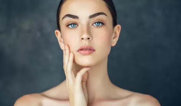 Ακμή ενηλίκων ή μικρά σπυράκια στο πρόσωπο: Τα SOS βήματα περιποίησης που πρέπει να ακολουθείς καθημερινά