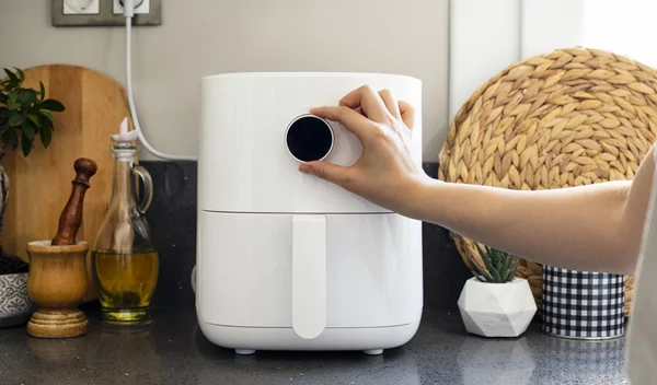 Σοτάρισμα, τηγάνισμα ή air fryer: Ποιο μολύνει περισσότερο τον αέρα του σπιτιού;