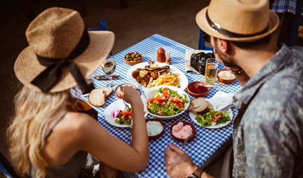 Πώς να μην πάρω κιλά στις διακοπές; Oι συμβουλές της διαιτολόγου