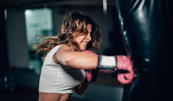 Νιώθεις ότι έχεις συσσωρευμένο θυμό; Αυτά τα workouts θα σε βοηθήσουν να τον μειώσεις