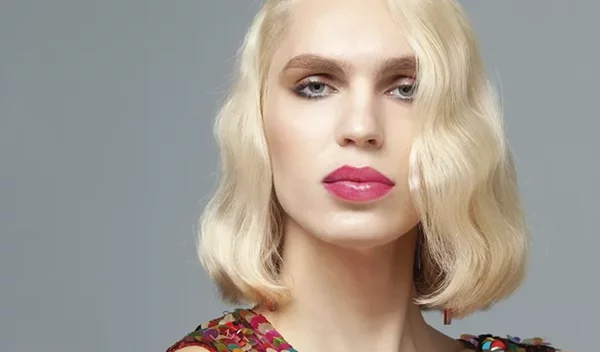 #HairHasNoGender: Η Καίτη Γραμμά μοιράζεται τη δική της ιστορία πίσω από τα λαμπερά, ξανθά μαλλιά της