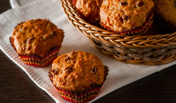 Τέλειο σνακ: Συνταγή για φθινοπωρινά "σταφιδομάφιν" με κανέλα - χωρίς ζάχαρη